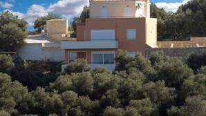 Un bâtiment à deux étages, doté d’un toit plat et d’une cheminée.