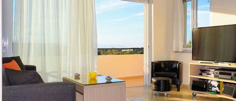 Classic Apartment, 2 Bedrooms, Kitchen, Hill View | Living area