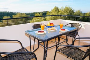 클래식 아파트, 침실 2개, 주방, 언덕 전망 | 발코니