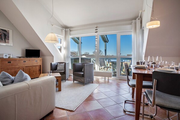 Televisión, mesa de ping pong, estéreo