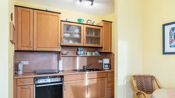 Fridge, oven, stovetop, coffee/tea maker