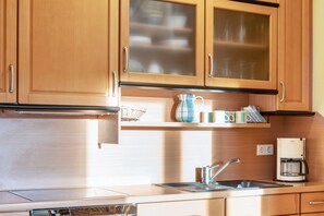 Refrigerador, horno, parrilla de estufa y cafetera y tetera 