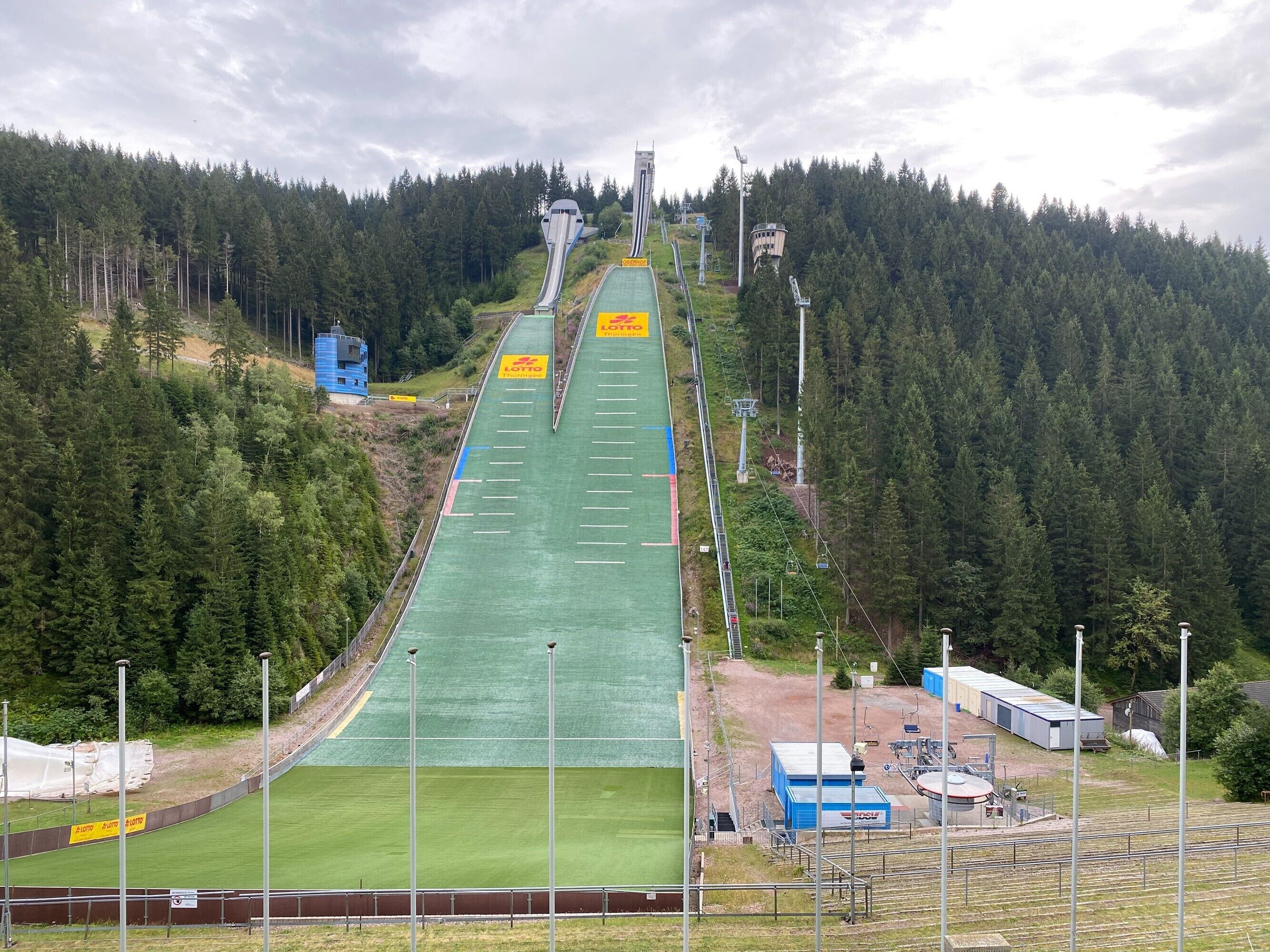 Eine Skipiste mit Sessellift, umgeben von dichtem Wald.