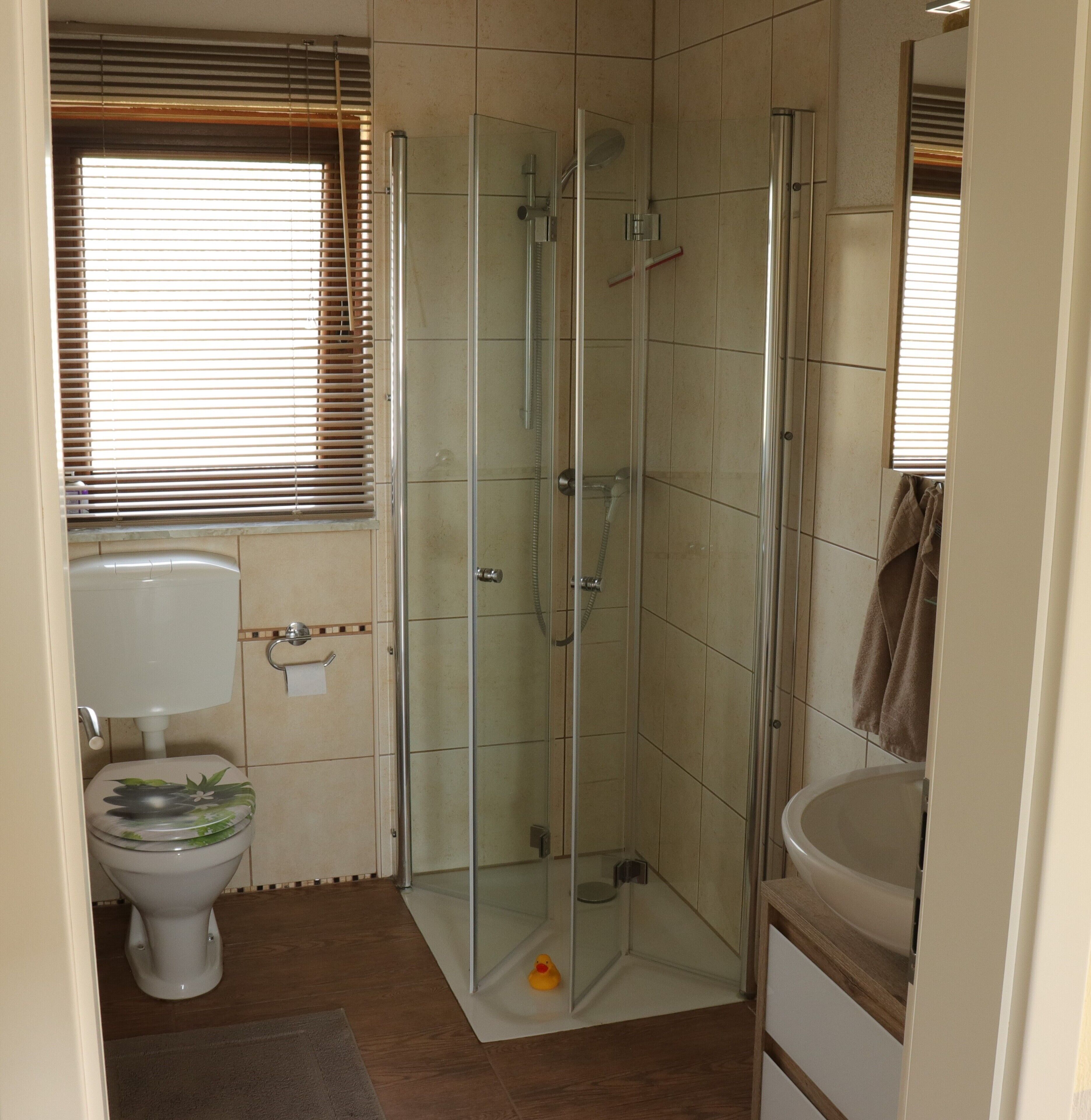 Een douche, een haardroger, handdoeken