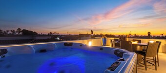 Sunset Serenity by AvantStay | Rooftop w/ Hot Tub & Fire Pit, 3 Blocks to Beach!
