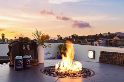 Sunset Serenity by AvantStay | Rooftop w/ Hot Tub & Fire Pit, 3 Blocks to Beach!