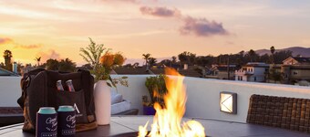 Sunset Serenity by AvantStay | Rooftop w/ Hot Tub & Fire Pit, 3 Blocks to Beach!