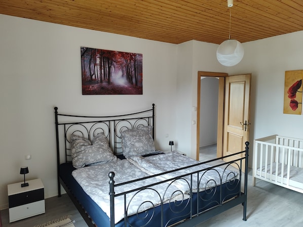 1 bedroom, bed sheets, wheelchair access