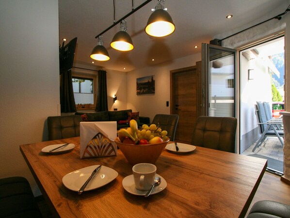 Dining - Cosy apartment for 6 guests with WIFI, TV and terrace (Schwendau)