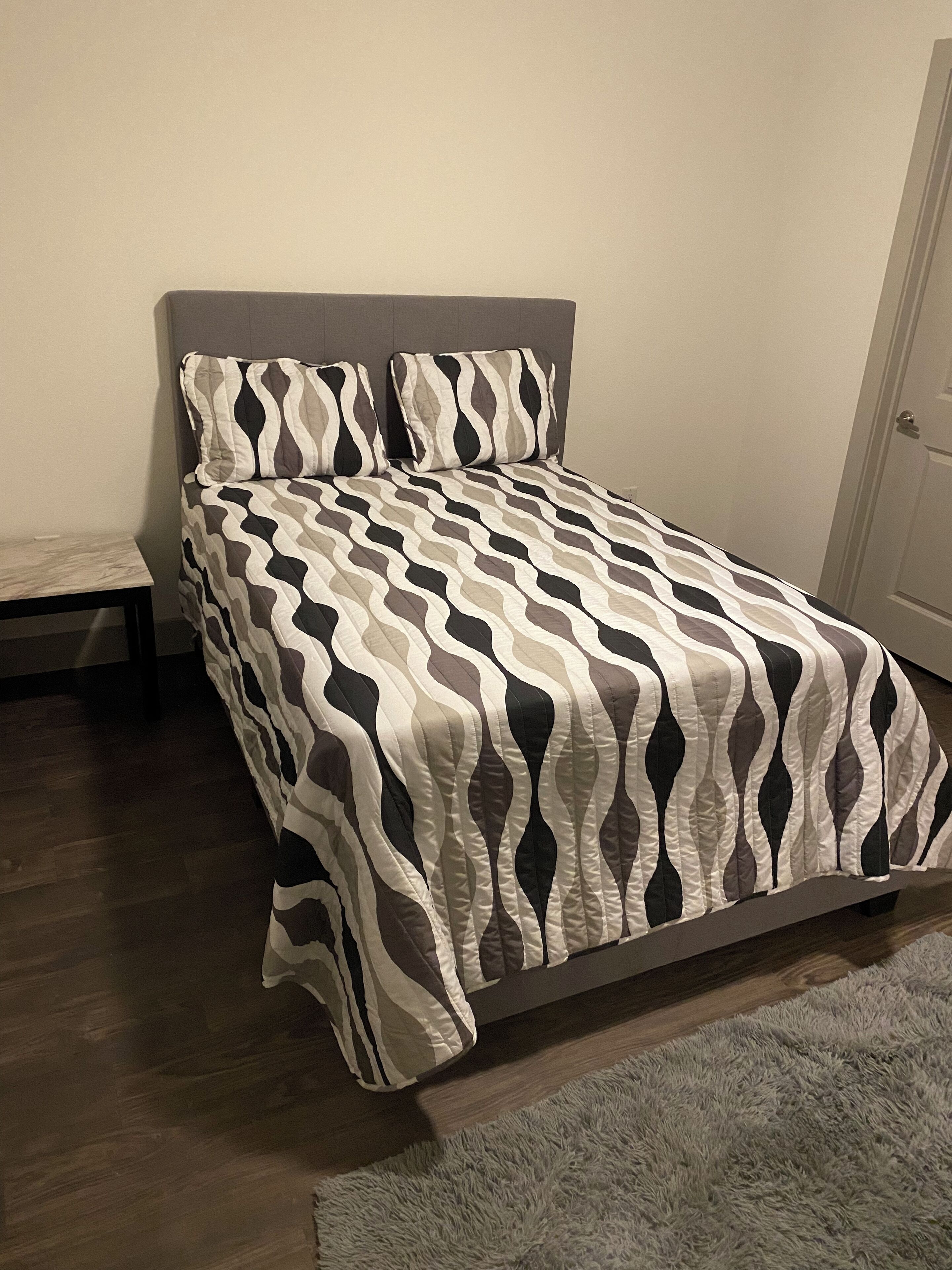 1 habitación, tabla de planchar con plancha, wifi y ropa de cama 