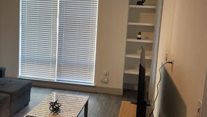 Living area - Central Upscale Retreat in Dallas Area (Addison)