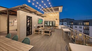 Outdoor dining - Central Upscale Retreat in Dallas Area (Addison)
