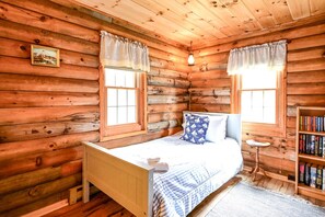 3 bedrooms, desk, iron/ironing board, WiFi - Charming 3-Bedroom Cabin with Beach Access and Forest Views in Boothbay Harbor (Boothbay Harbor)