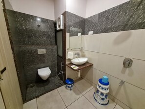 Ein Badezimmer mit Toilette, Waschbecken und Dusche.