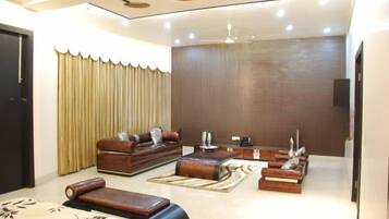 Deluxe Bungalow, Garden View | Desk, iron/ironing board, free WiFi