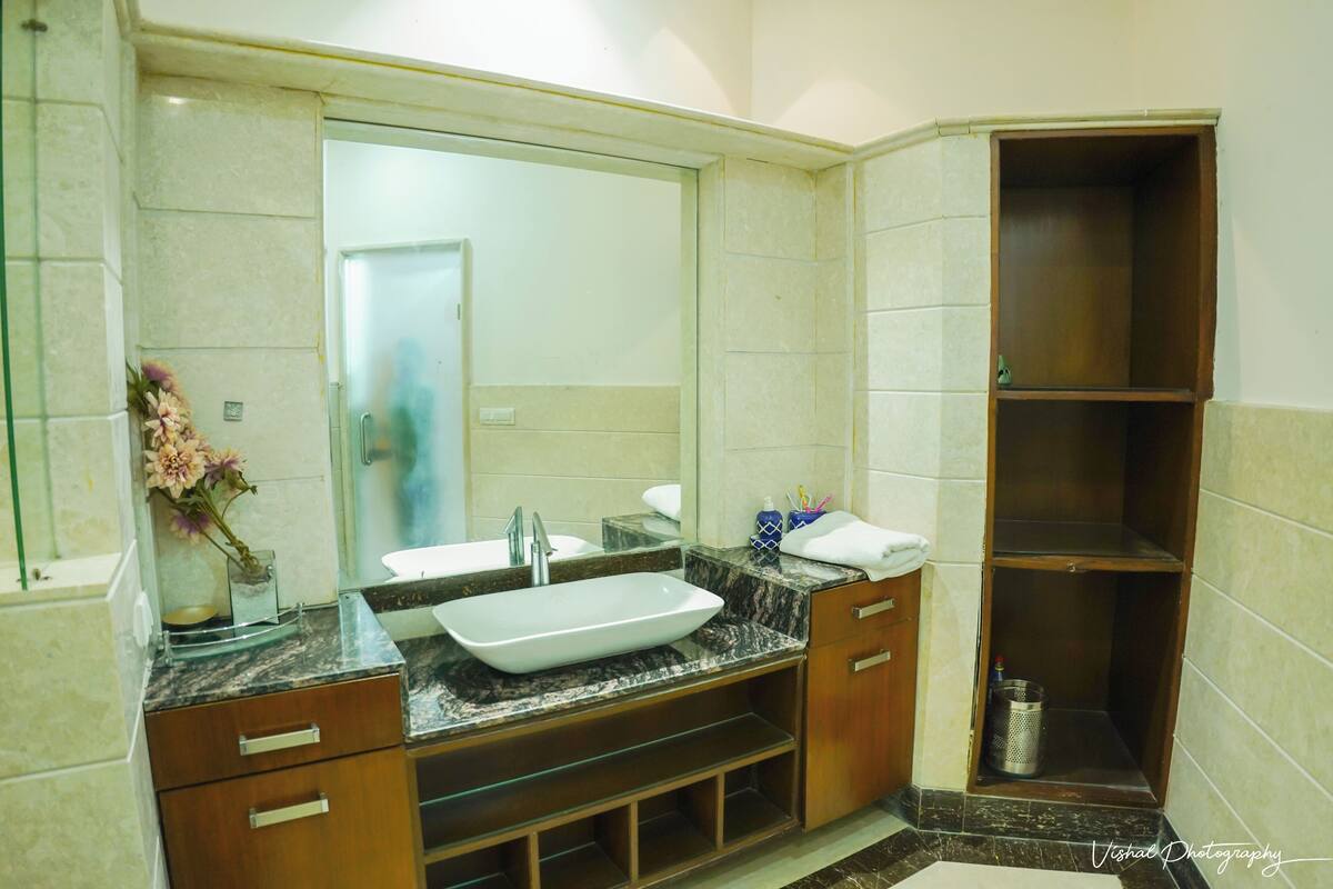 Habitació individual Deluxe, vistes al jardí | Bany | Dutxa, articles de tocador gratuïts, barnussos i tovalloles