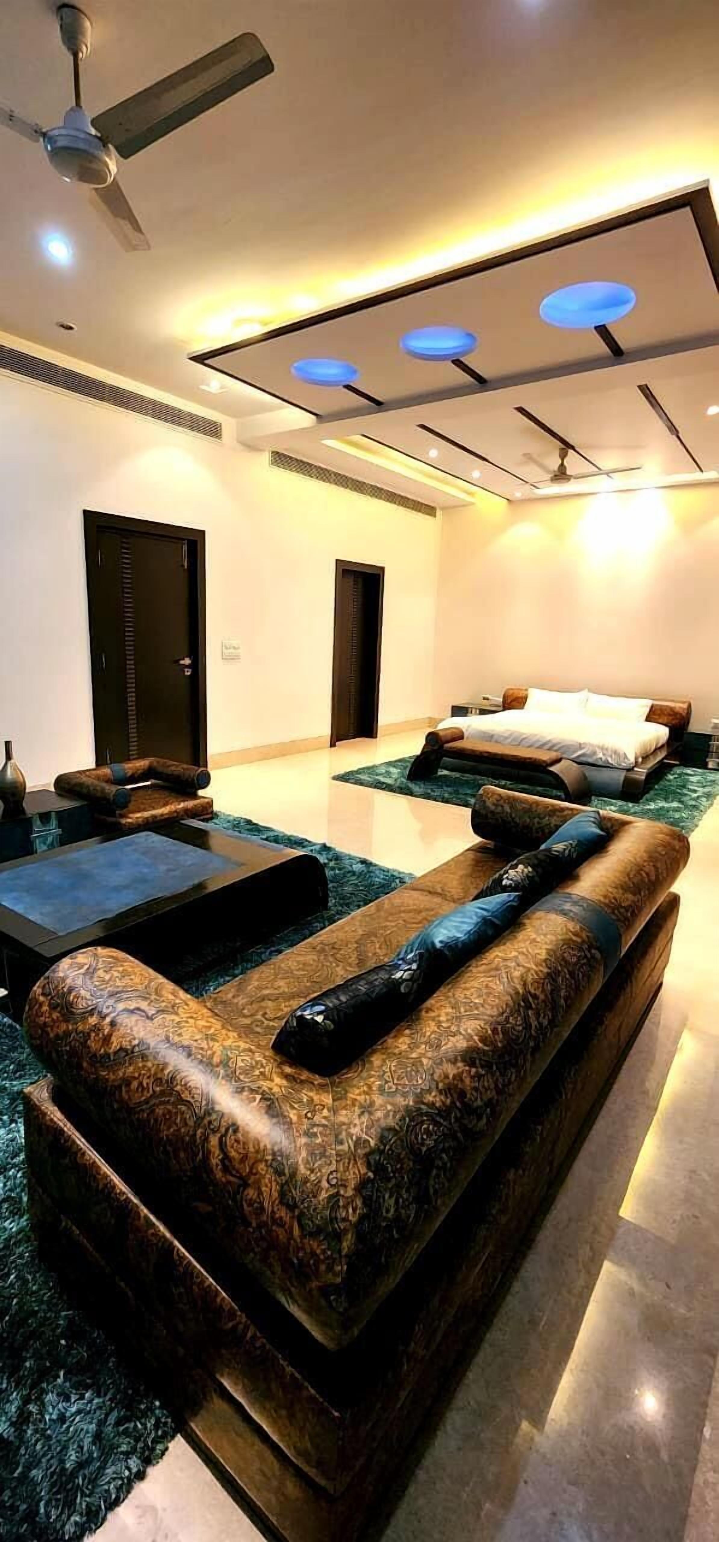 Deluxe Single Room, Garden View | Living area | TV