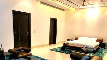 Deluxe Single Room, Garden View | Living area | TV