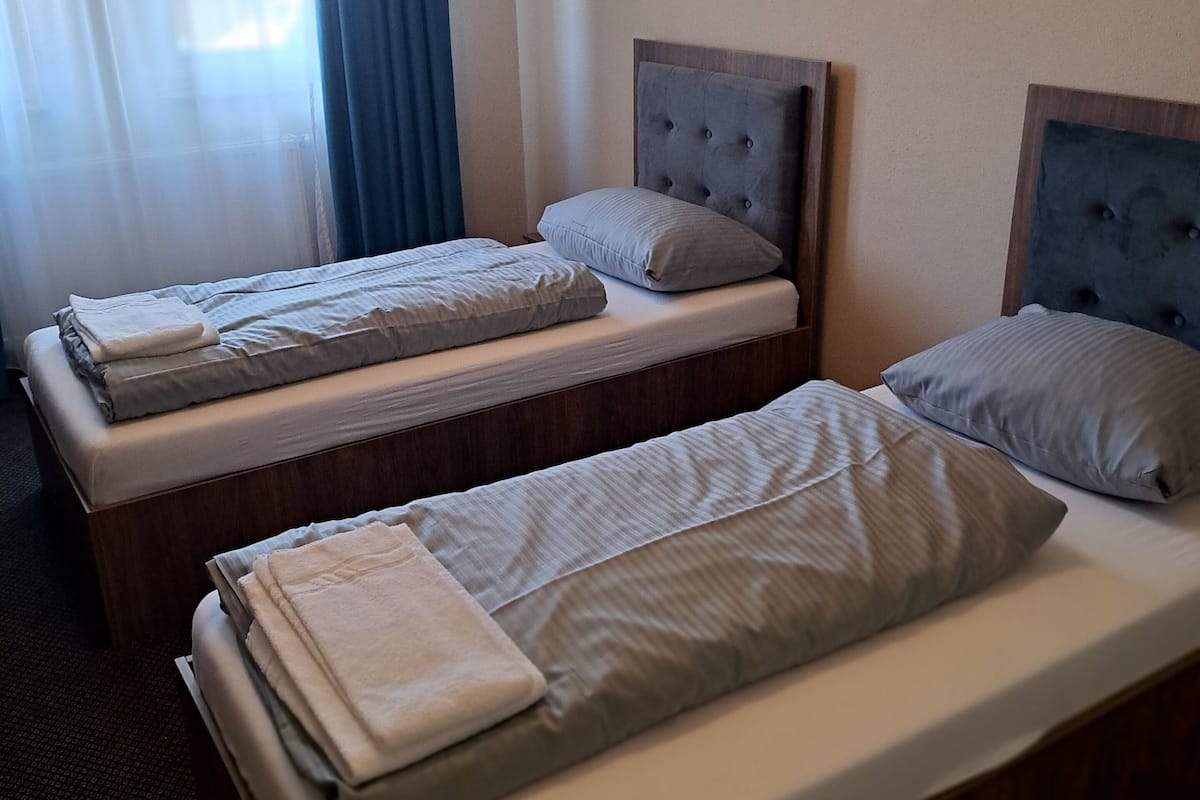 Kahden hengen deluxe-huone (kaksi sänkyä), 2 yhden hengen sänkyä | Äänieristys, ilmainen Wi-Fi