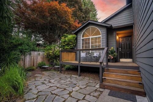 Modern home w/Hot Tub! In small town Sherwood with AC, WiFi, & near wine country