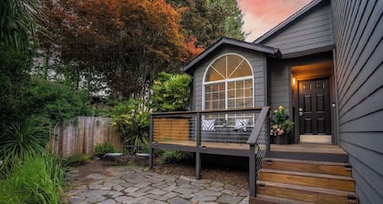 Modern home w/Hot Tub! In small town Sherwood with AC, WiFi, & near wine country