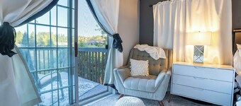 Modern home w/Hot Tub! In small town Sherwood with AC, WiFi, & near wine country