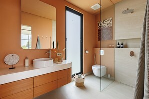 Douche, sèche-cheveux, serviettes fournies, savon