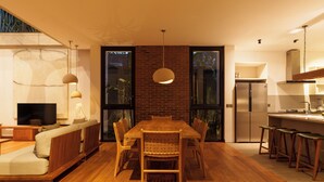 Una cocina moderna con comedor, muebles de madera y ventanas amplias.