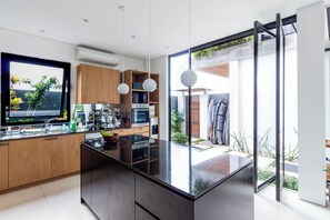 Villa Deluxe, 4 chambres, piscine privée | Cuisine privée | Réfrigérateur, micro-ondes, four, plaque de cuisson