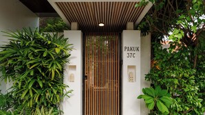 A gated entrance with a sign reading 'PAKUK 37C'. - Villa Pakuk by Alfred in Bali (Canggu)
