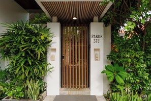 A gated entrance with a sign reading 'PAKUK 37C'. - Villa Pakuk by Alfred in Bali (Canggu)