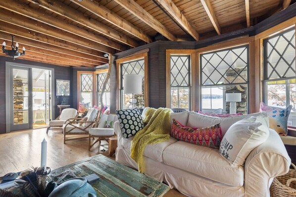 TV - Stunning Cliffs Retreat: Ocean Views, Luxury, and Tranquility Await! (Boothbay)