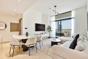 Smart TV - Luxury 3BR APT with Pool and Gym (Dubai)