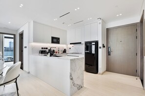 Fridge, microwave, oven, stovetop - Luxury 3BR APT with Pool and Gym (Dubai)