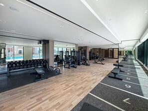 Fitness facility - Luxury 3BR APT with Pool and Gym (Dubai)