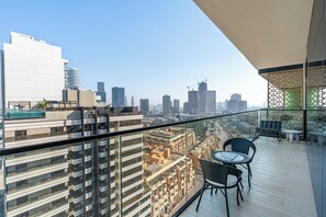 Property grounds - Luxury 3BR APT with Pool and Gym (Dubai)