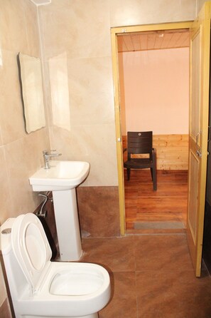 Habitación doble Deluxe, 1 habitación | Baño | Amenidades de baño gratuitas, jabón, shampoo, papel de baño 