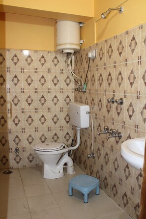 Standard Room, 1 Bedroom | Bathroom | Free toiletries, soap, shampoo, toilet paper - Apple Field House - Hotel in Old Manali (Manali)