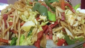A bowl of noodles with vegetables. - Apple Field House - Hotel in Old Manali (Manali)