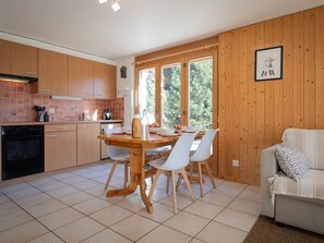 Réfrigérateur, micro-ondes, batterie de cuisine, vaisselle et ustensiles