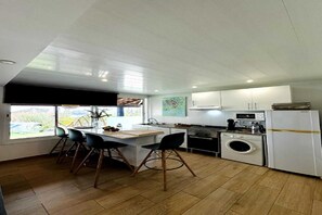 Fridge, microwave, oven, stovetop - Villa in Porto da Cruz with Ocean Views (Porto da cruz , Machico)