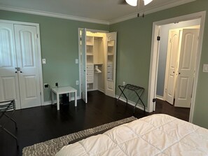2 bedrooms, iron/ironing board, WiFi, bed sheets - Riverfront Retreat: Cozy 2-Bedroom Escape by the Water (Ponchatoula)