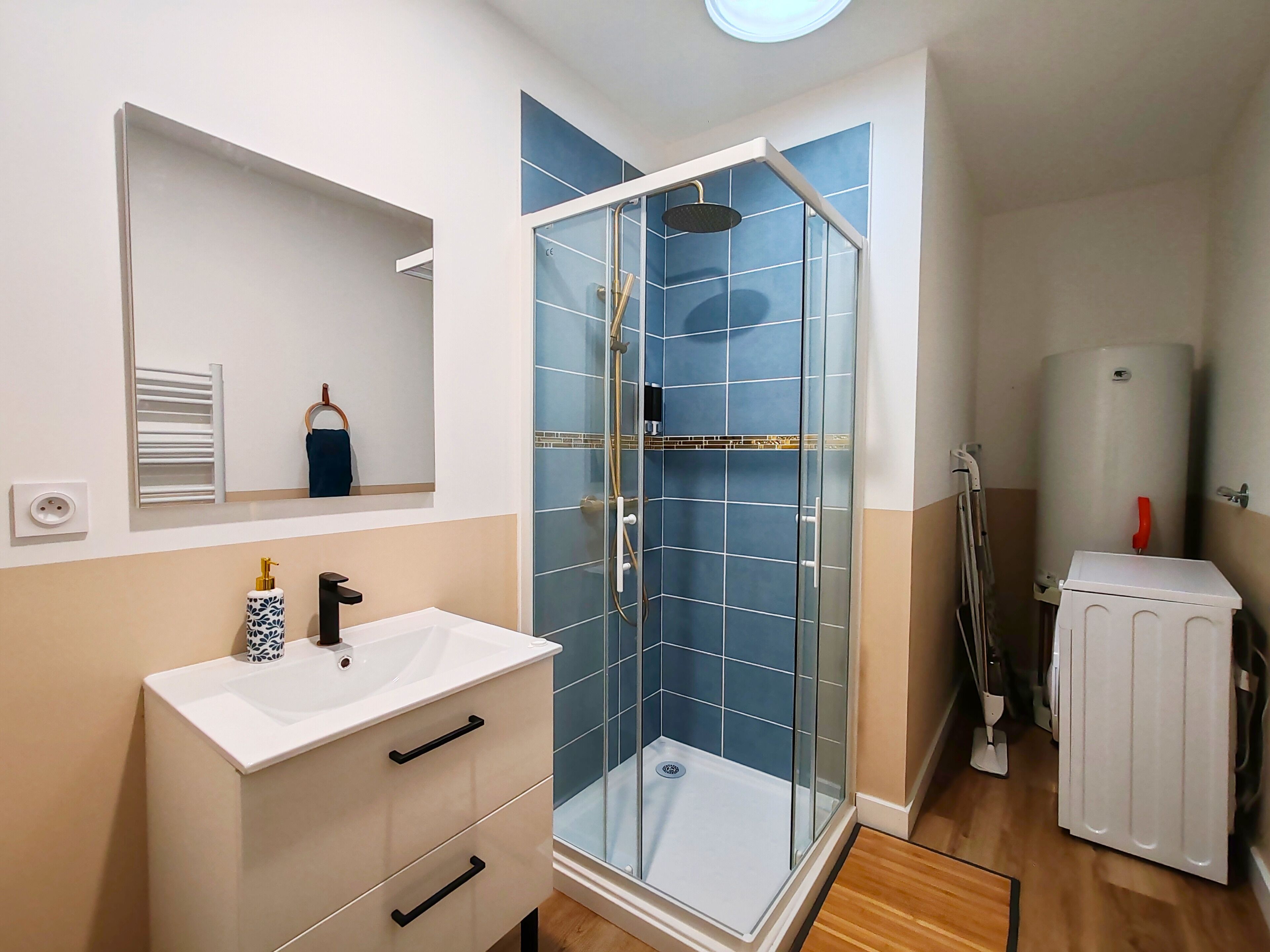 Haartrockner, Handtücher, Seife, Toilettenpapier