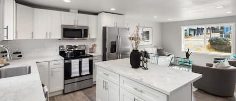 冷蔵庫、電子レンジ、オーブン、コンロ