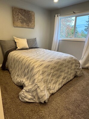 4 bedrooms, iron/ironing board, WiFi, bed sheets