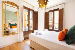 1 habitación, tabla de planchar con plancha y cunas gratuitas 