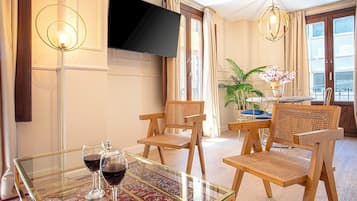 Apartemen (1 Bedroom) | Ruang keluarga | Smart TV 30-inci dengan saluran TV digital