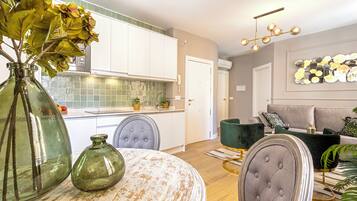 Apartment (1 Bedroom) | In-room dining