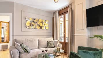 Appartamento (1 Bedroom) | Area soggiorno | Smart TV 30 pollici con canali digitali