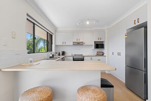 Fridge, microwave, oven, stovetop - UNIT 2 - VISTA LAGUNA TERRIGAL (Terrigal)